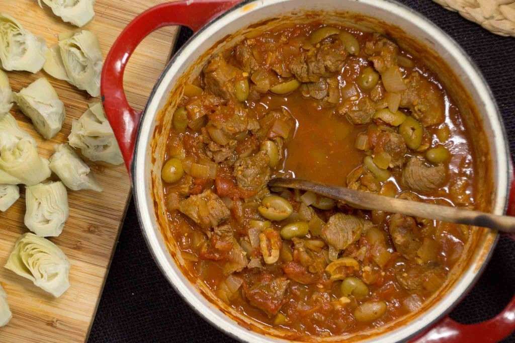 Agnello in umido con carciofi e olive