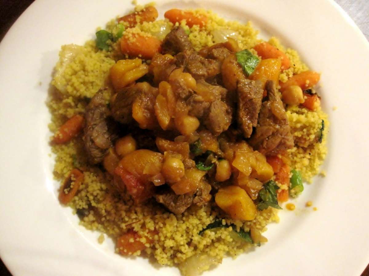 Agnello in umido servito con cous cous