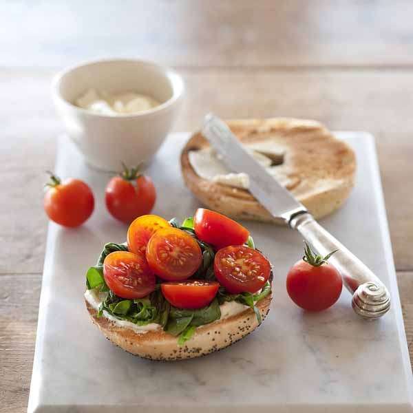 Bagel con spinaci e pomodorini