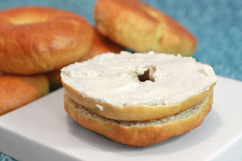 Bagel farciti con formaggio