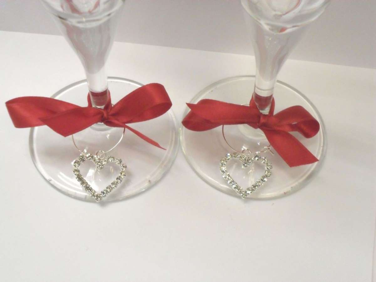Bicchieri decorati con nastri e cuori di strass