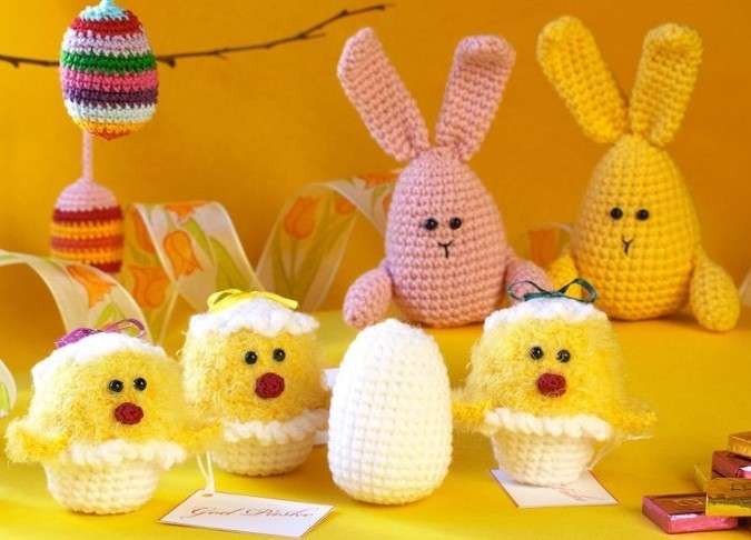 Coniglietti all'uncinetto per l'uovo di Pasqua