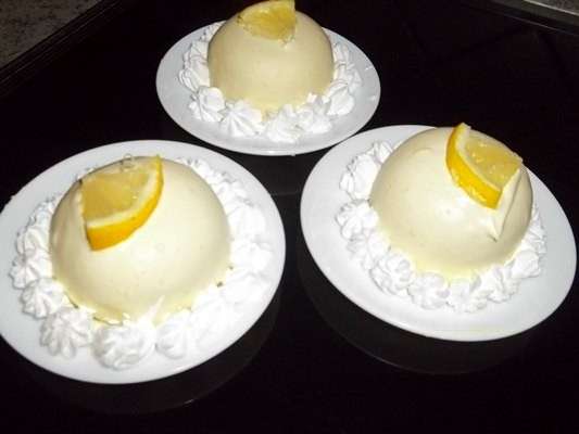Delizia al limone servita con panna