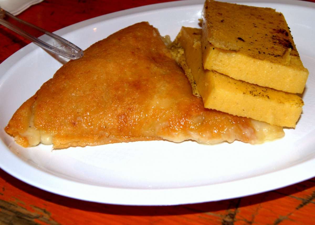 Frico accompagnato con polenta