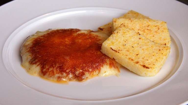 Frico servito con polenta