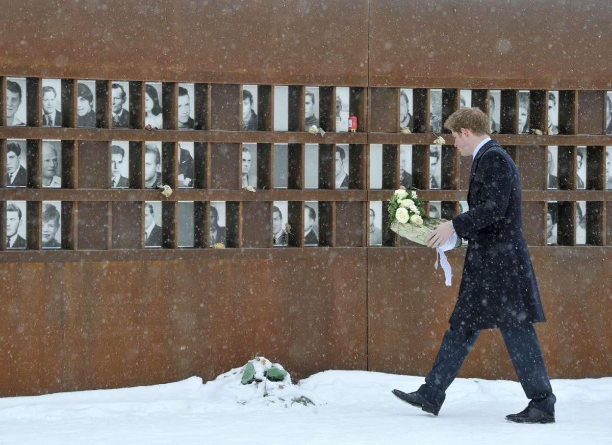 Harry in visita al memoriale delle vittime della seconda guerra mondiale
