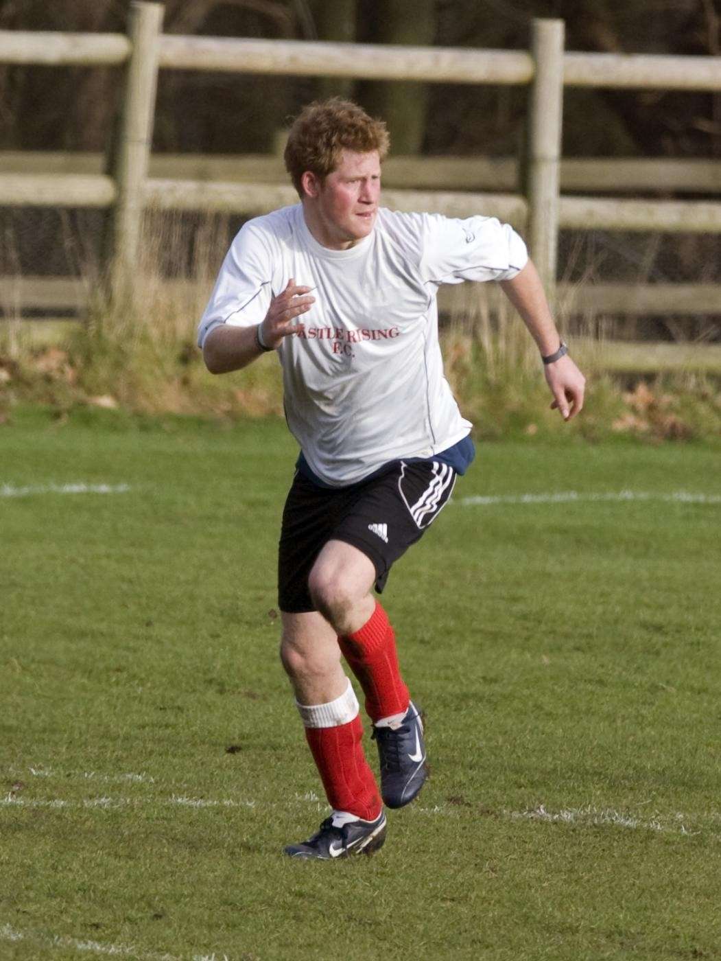 Il principe inglese durante una partita di calcio