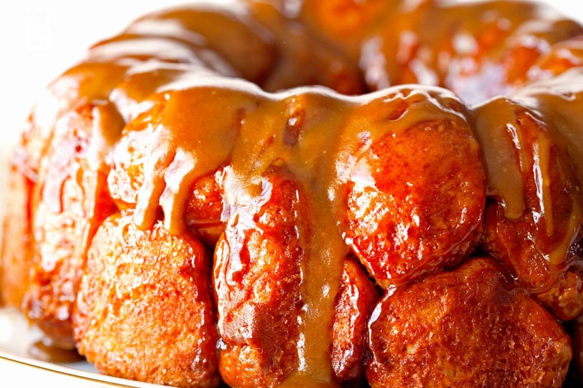 Monkey bread guarnito con caramello