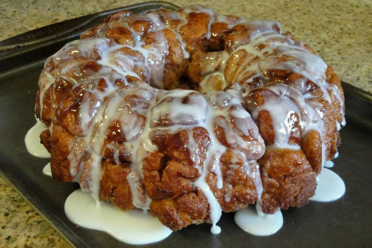 Monkey bread ricoperto con glassa al latte