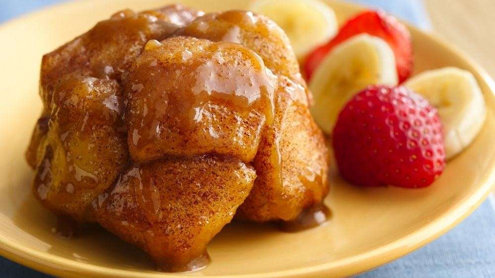 Monkey bread servito con frutta