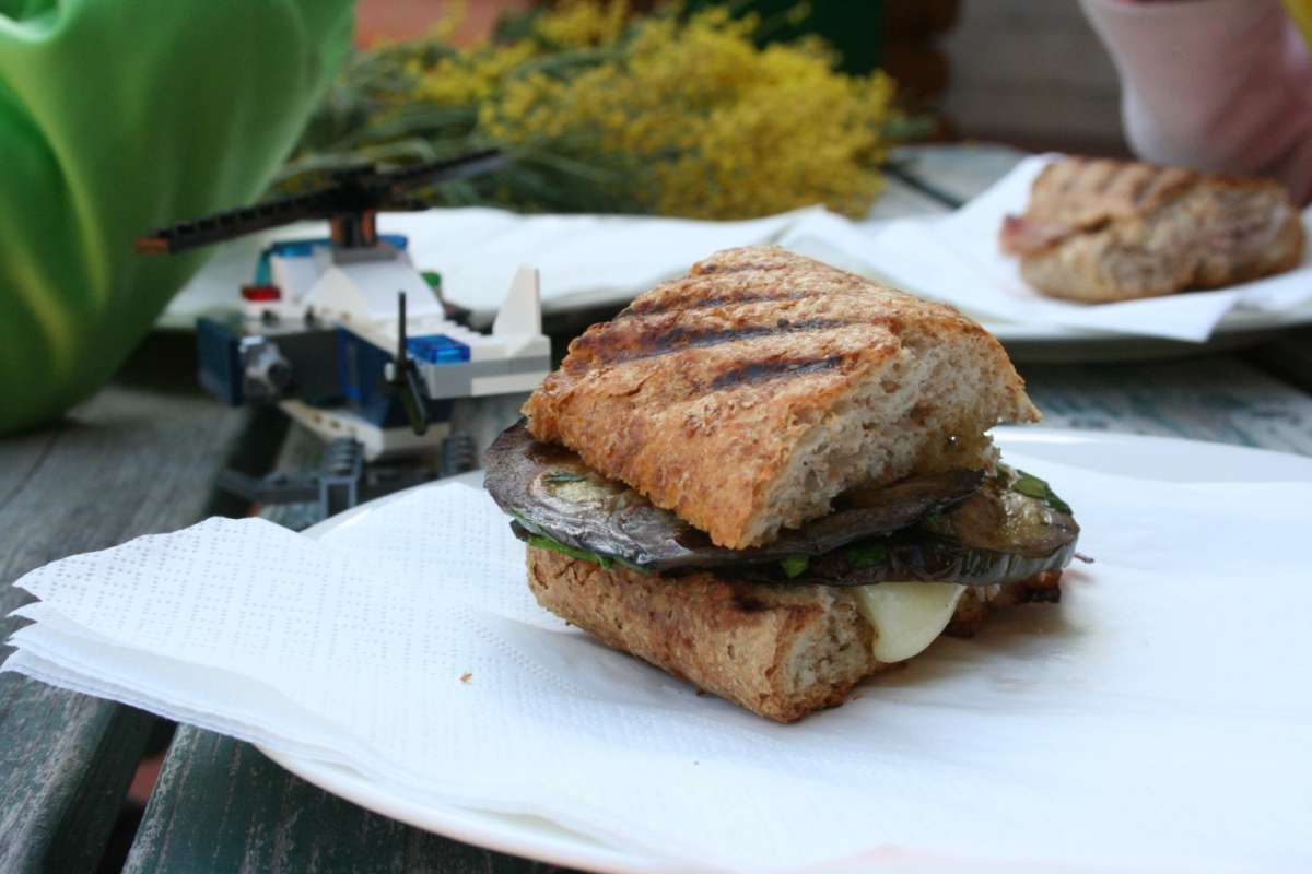 Panino integrale con melanzane