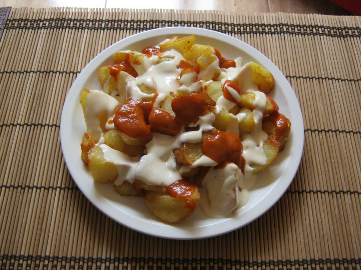 Patatas bravas con doppia salsa