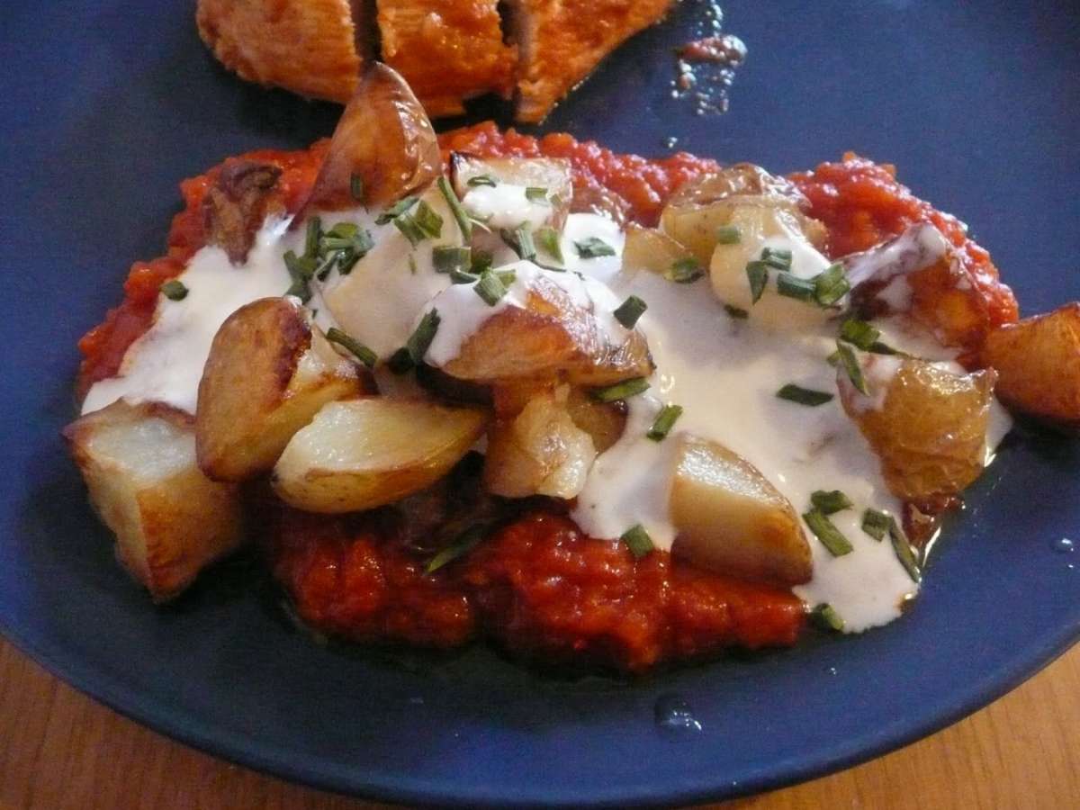 Patatas bravas con salsa aioli e bravas