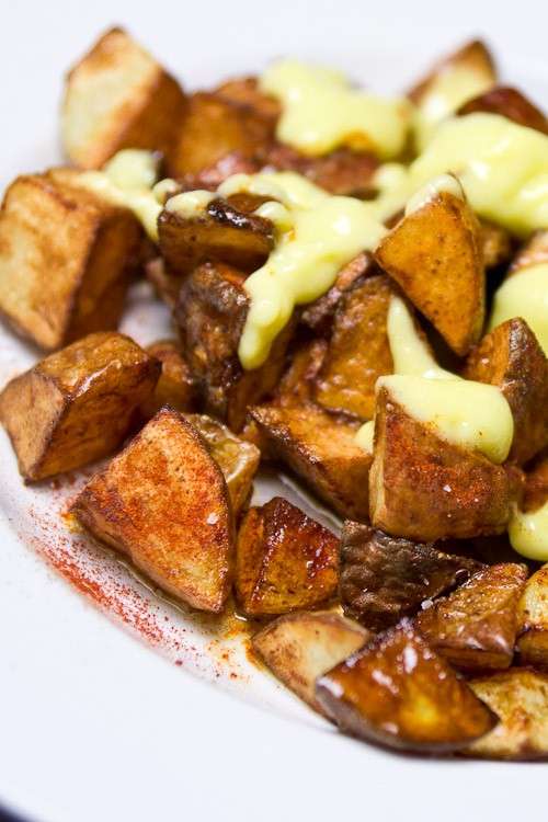 Patatas bravas con salsa aioli