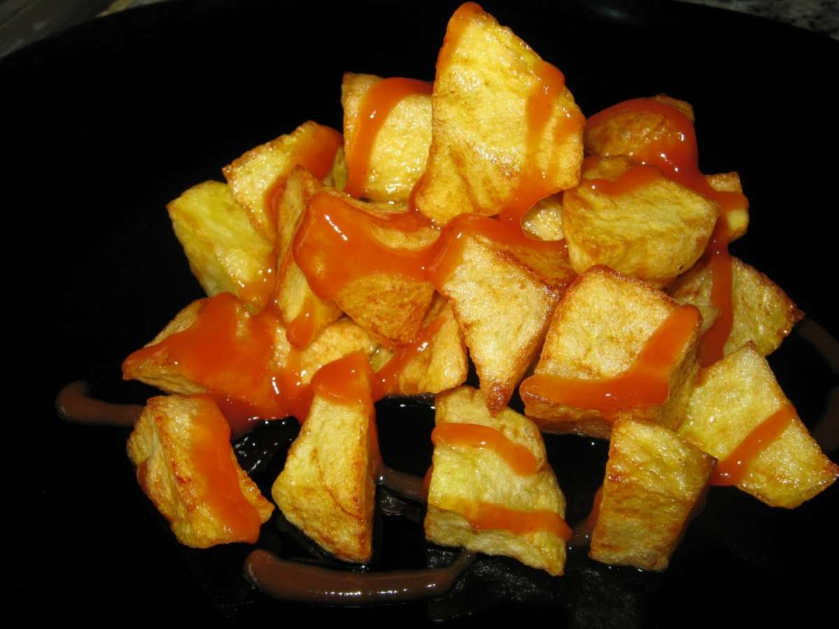 Patatas bravas con salsa brava