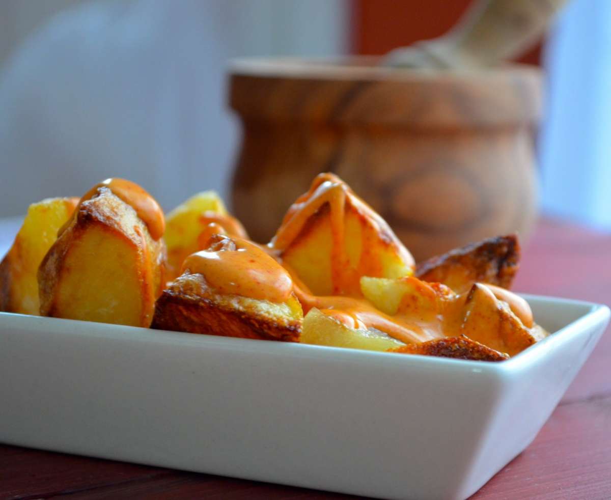 Patatas bravas con salsa rosa