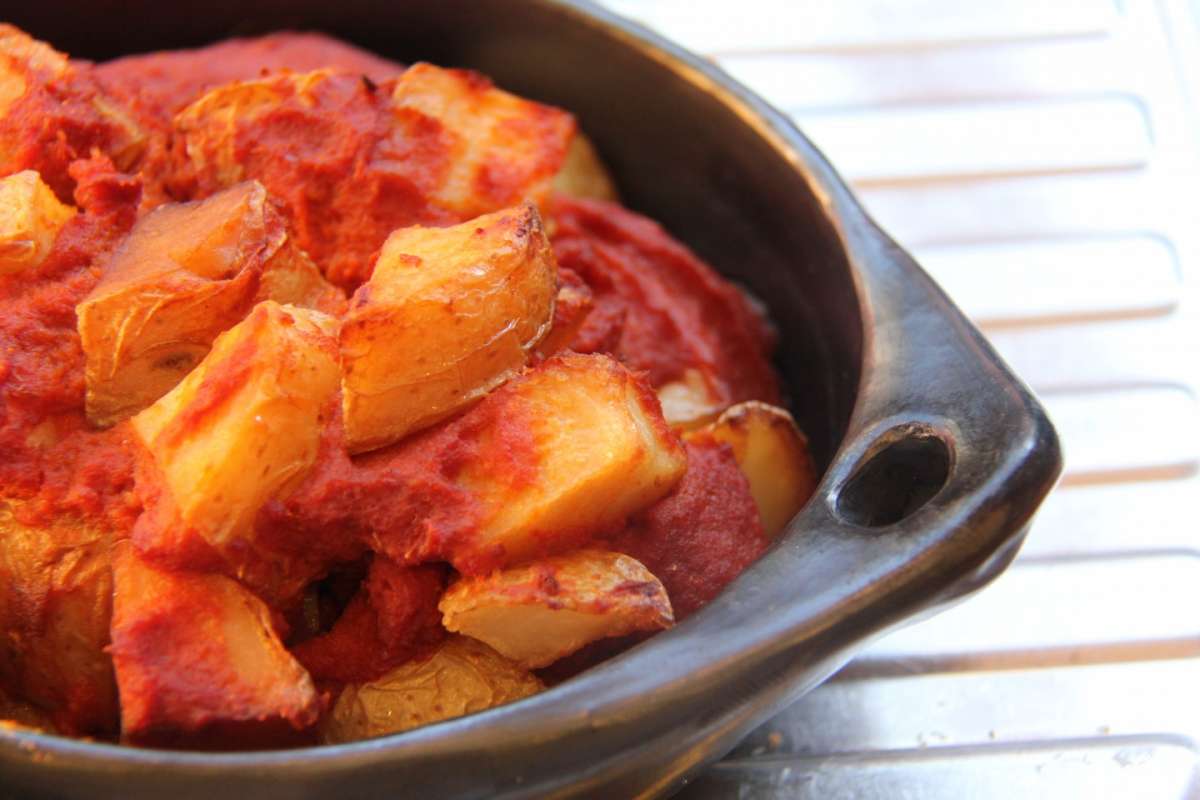 Patatas bravas con salsa