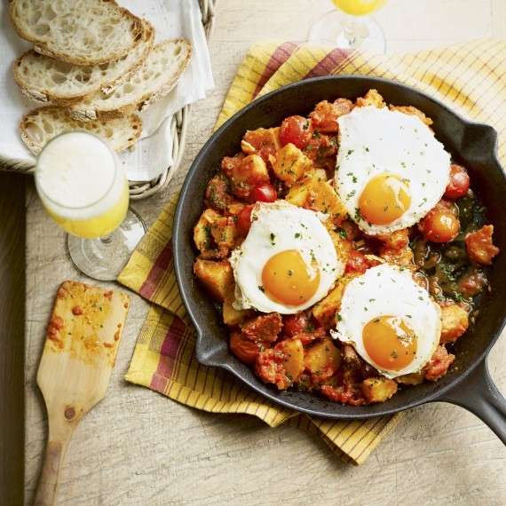 Patatas bravas e chorizo