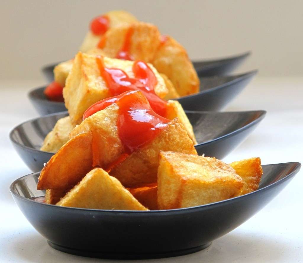 Patatas bravas finger food