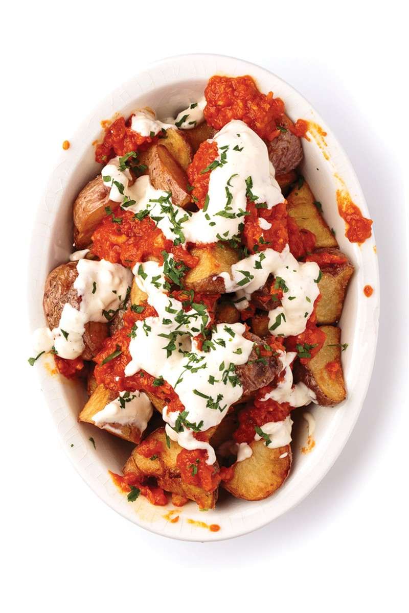 Patatas bravas servite con salsa yogurt