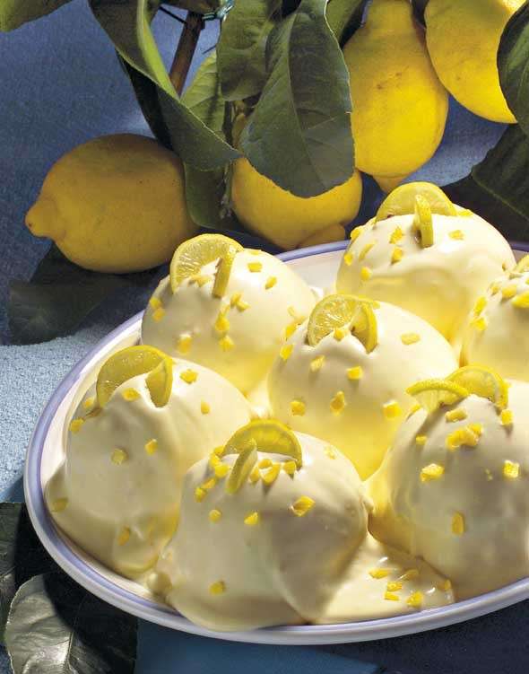 Piatto con delizie al limone