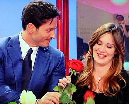 Piersilvio Berlusconi consegna le rose alla sua fidanzata