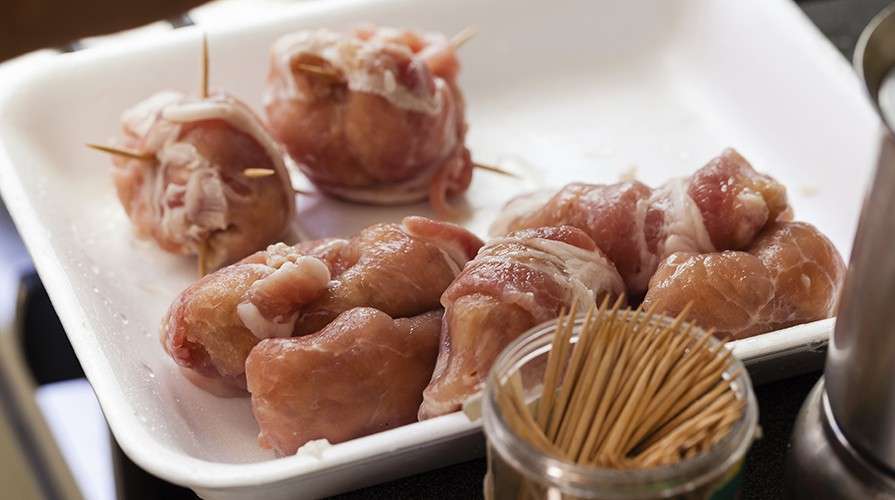 Preparazione involtini di carne pugliesi