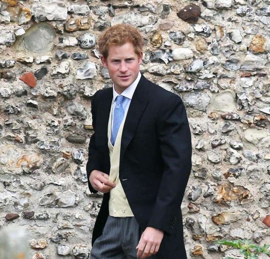 Principe Harry in abito elegante
