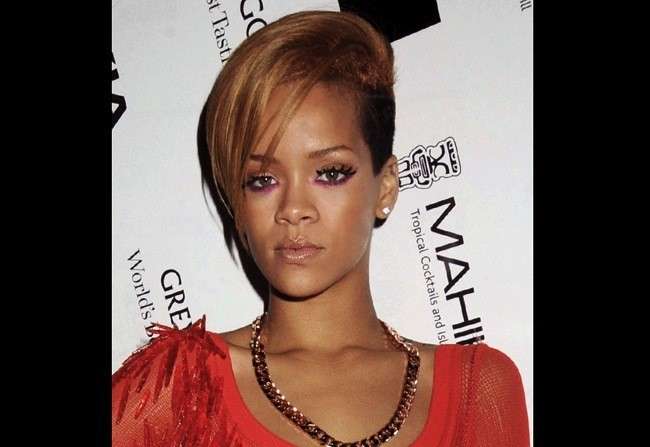 Rihanna con capelli rasati e undercut