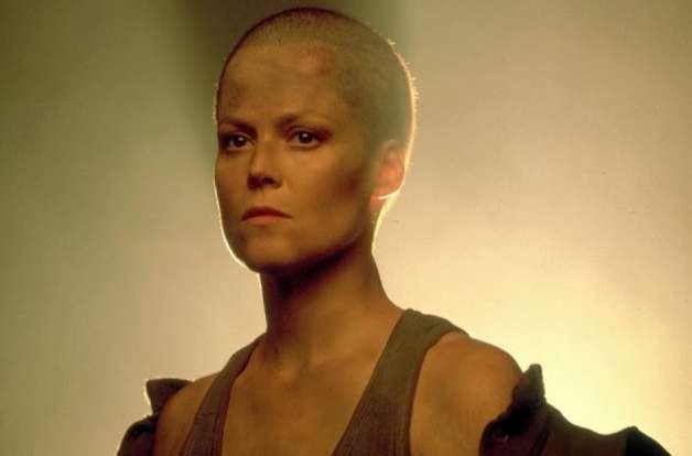 Sigourney Weaver con capelli rasati