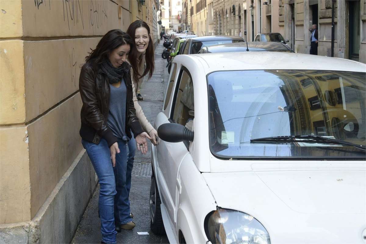 Simona Borioni e Francesca Vecchioni entrano in auto
