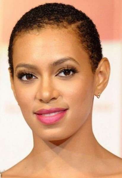 Solange Knowles con capelli rasati