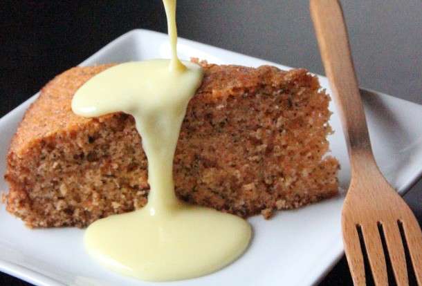 Torta servita con latte condensato