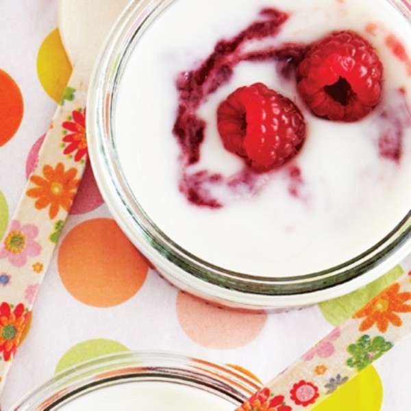 Yogurt con confettura e frutta