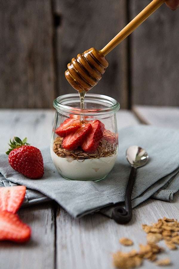 Yogurt con fragole e miele