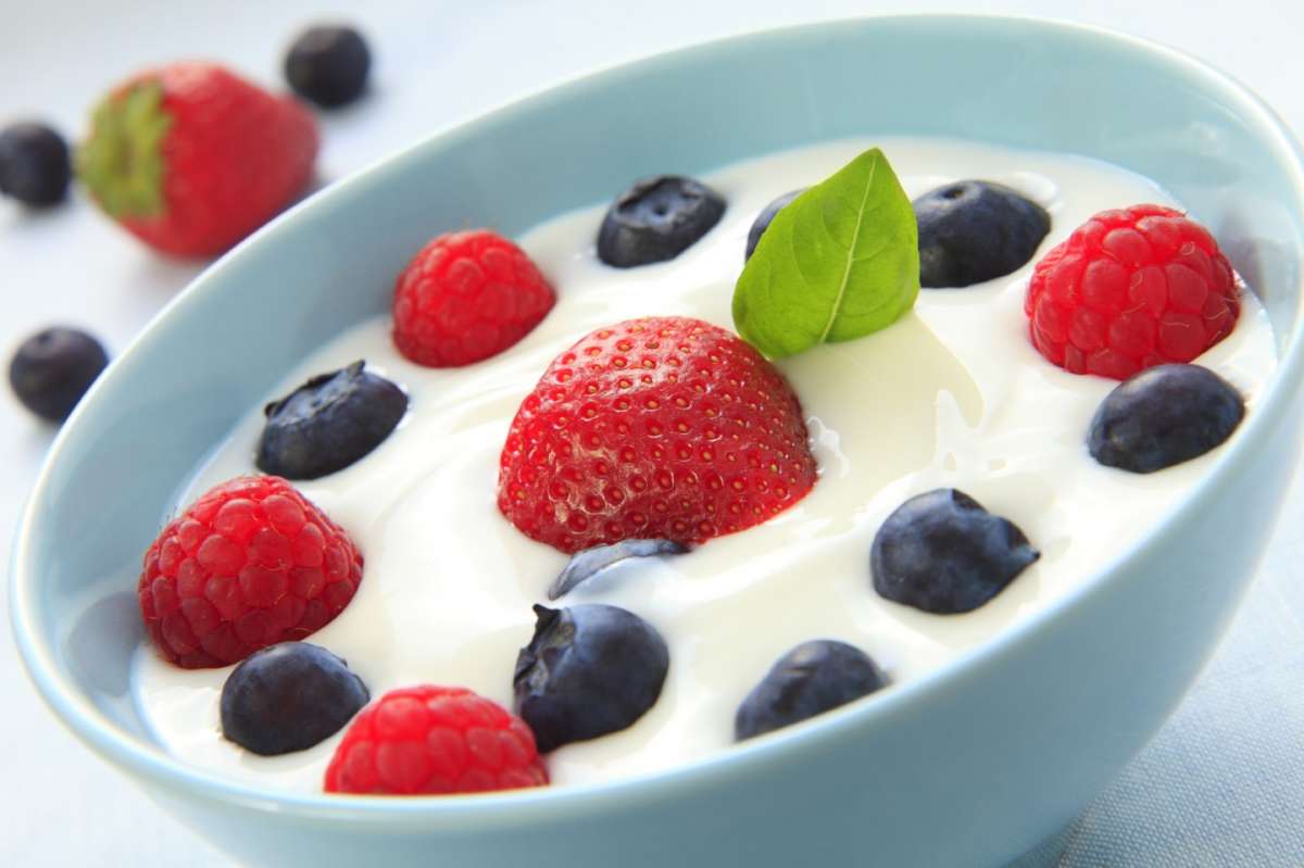 Yogurt con frutta mista fresca