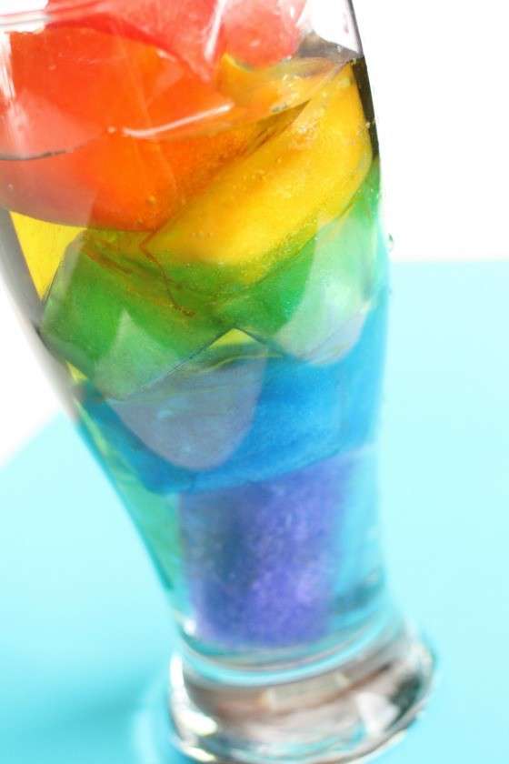 Arcobaleno di acqua colorata