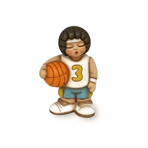 Bambino che gioca a basket