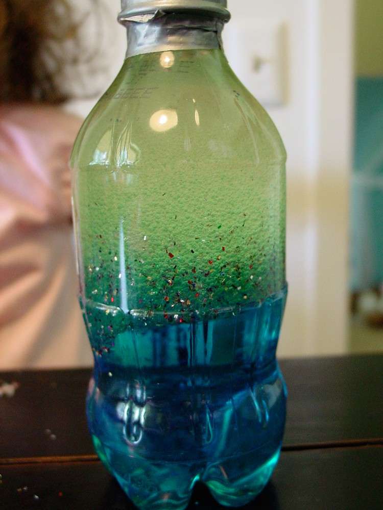 Bottiglia con acqua colorata