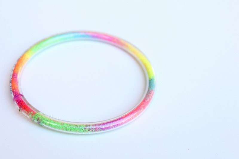 Bracciale con sabbia colorata