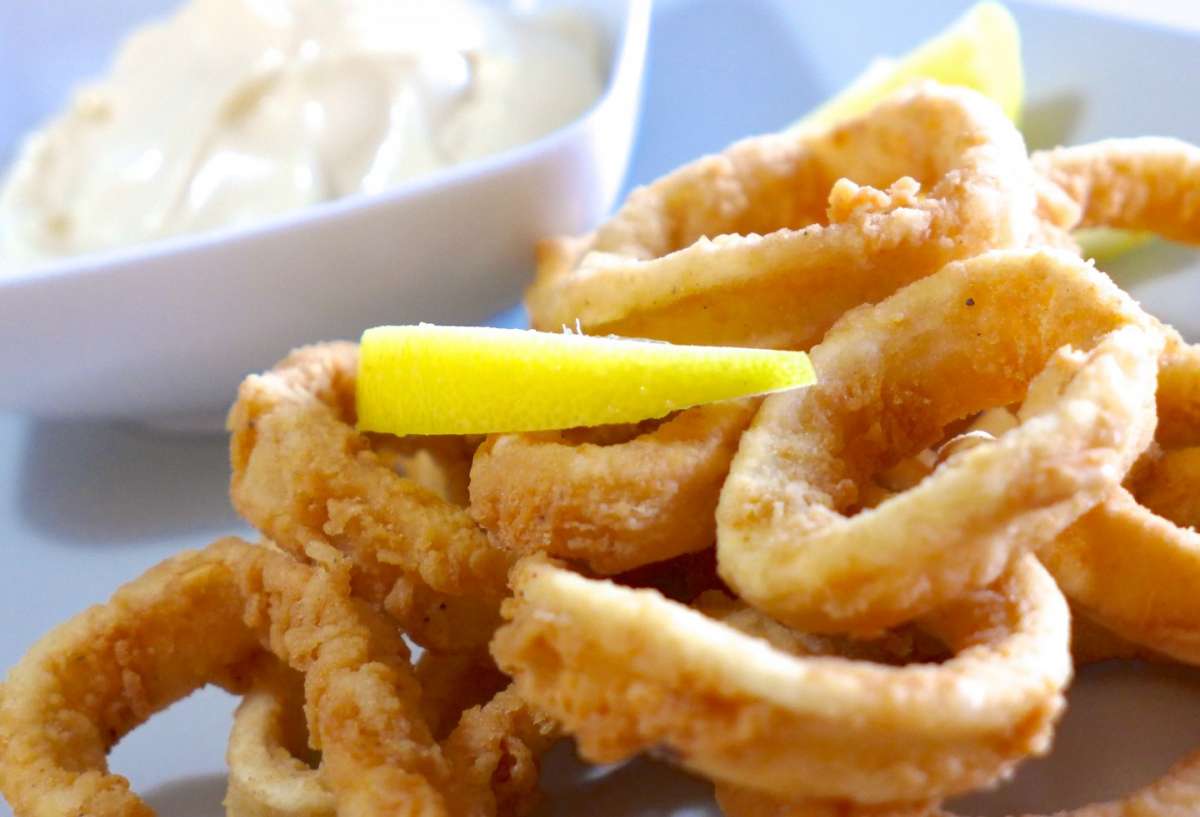 Calamari fritti con salsa yogurt