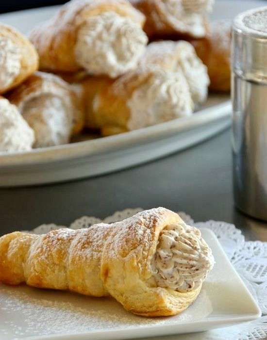 Cannoncini con crema all'amaretto