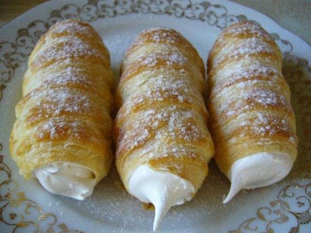 Cannoncini con crema chantilly