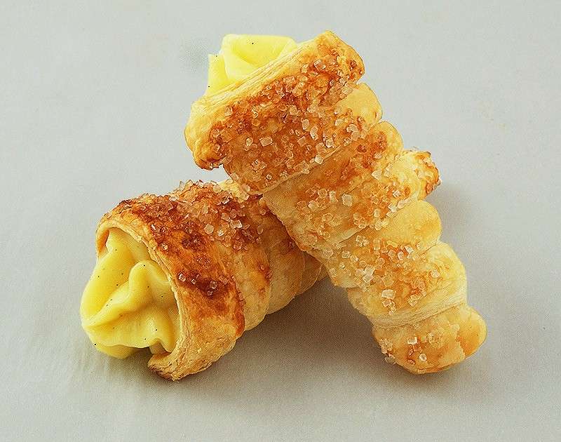 Cannoncini di sfoglia con crema pasticcera