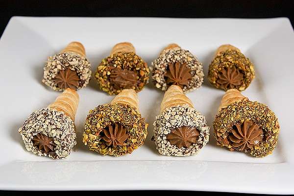 Cannoncini farciti con crema al cioccolato