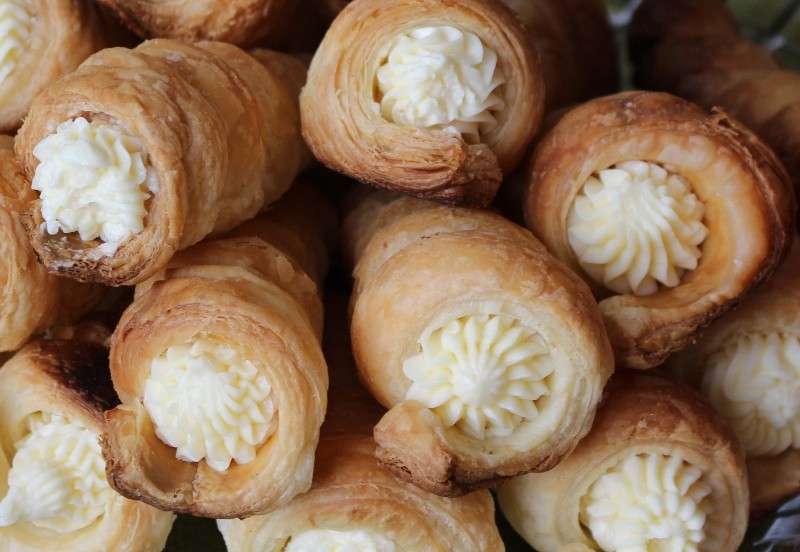 Cannoncini farciti con crema chantilly