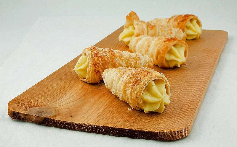 Cannoncini ripieni di crema pasticcera