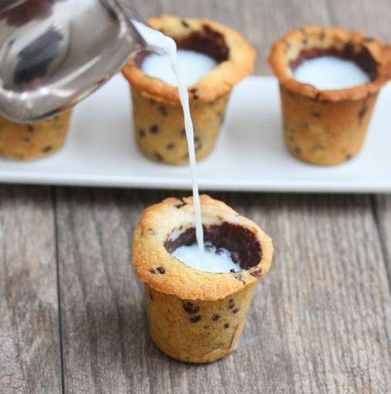 Cookies shot serviti con latte