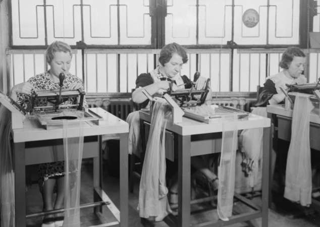Donne al lavoro sui collant negli anni '40