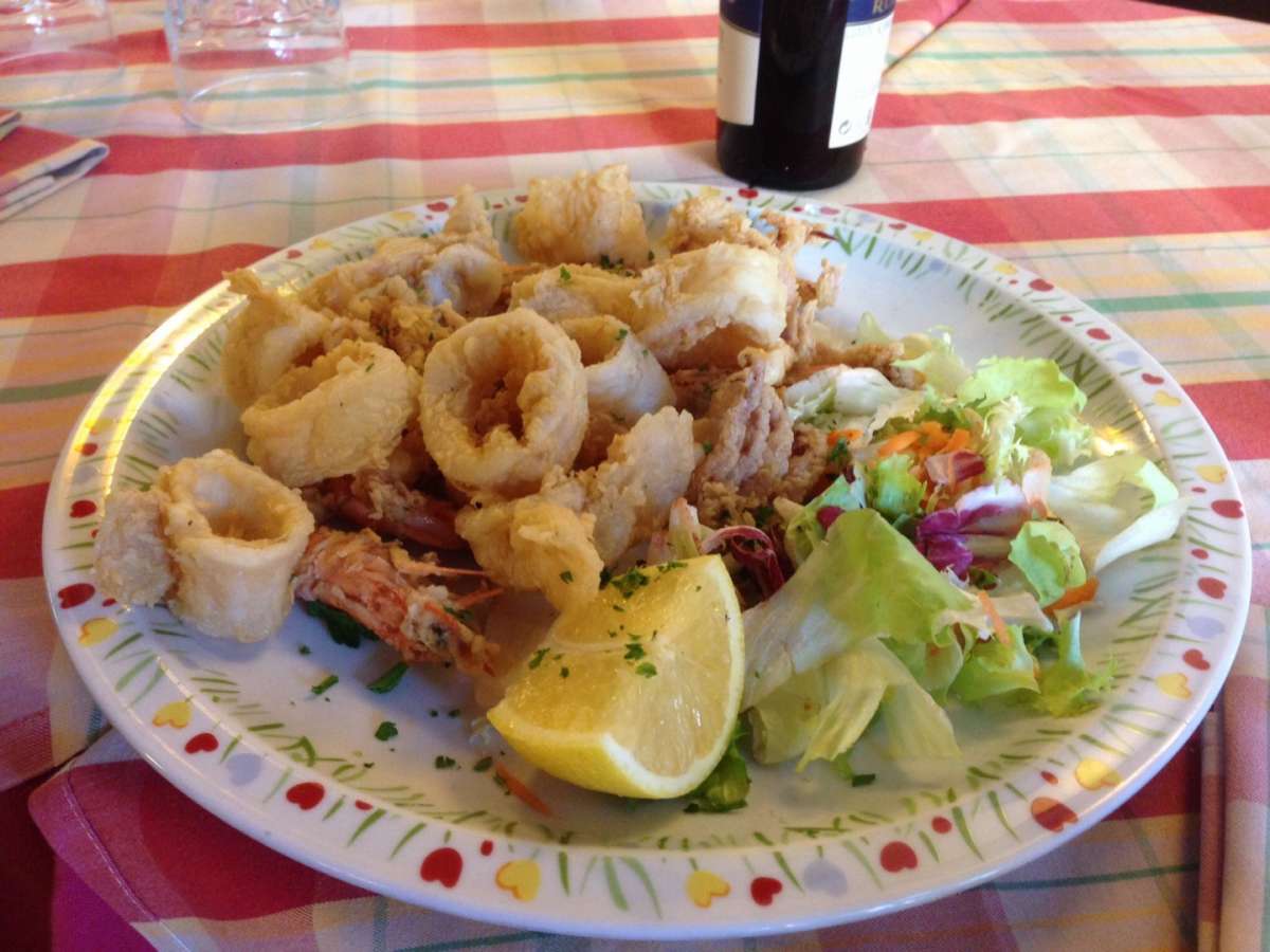 Frittura di calamari e gamberi con insalata